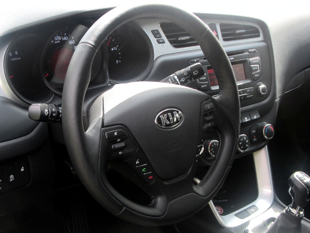 Kia Cee'd: Blick ins recht aufgeräumt wirkende Cockpit. 