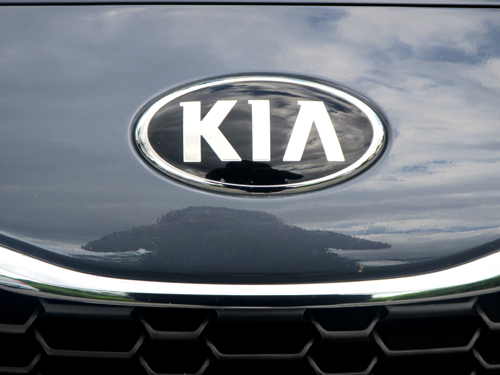 Kia Cee'd: Das Markenlogo sitzt vorn oberhalb vom Kühlergrill. 