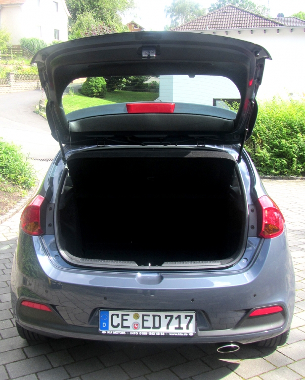 Kia Cee'd: Ins Gepäckabteil passen 380 bis 1318 Liter hinein. 