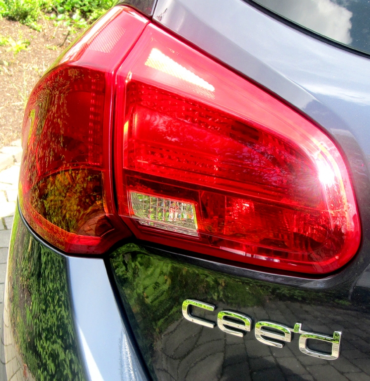 Kia Cee'd: Moderne Leuchteinheit hinten mit Modellschriftzug.