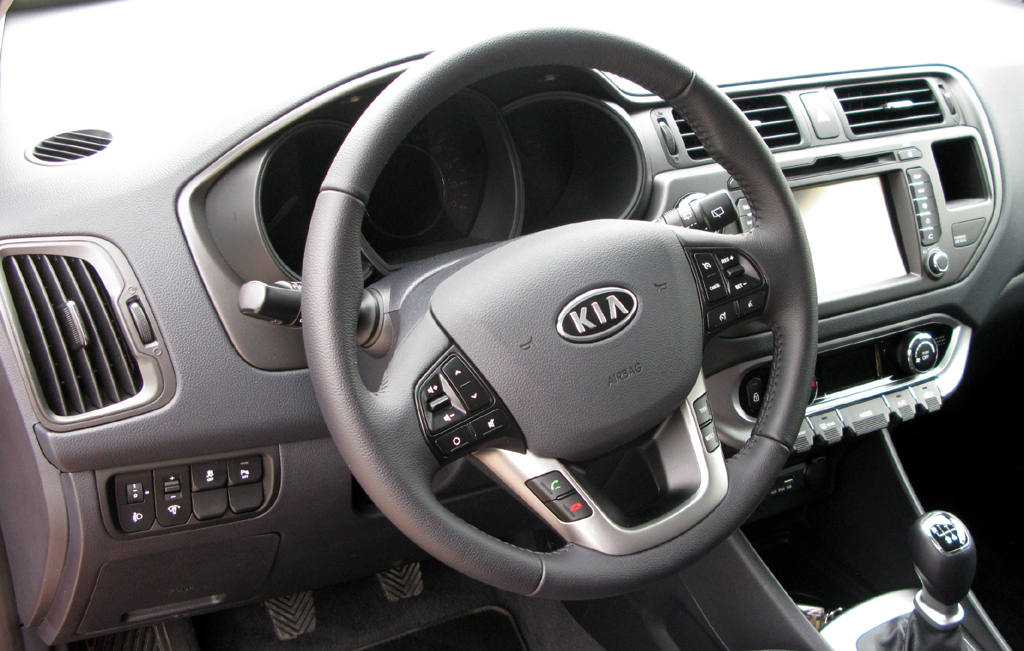 Kia Rio: Blick ins recht übersichtlich gestaltete Cockpit. 