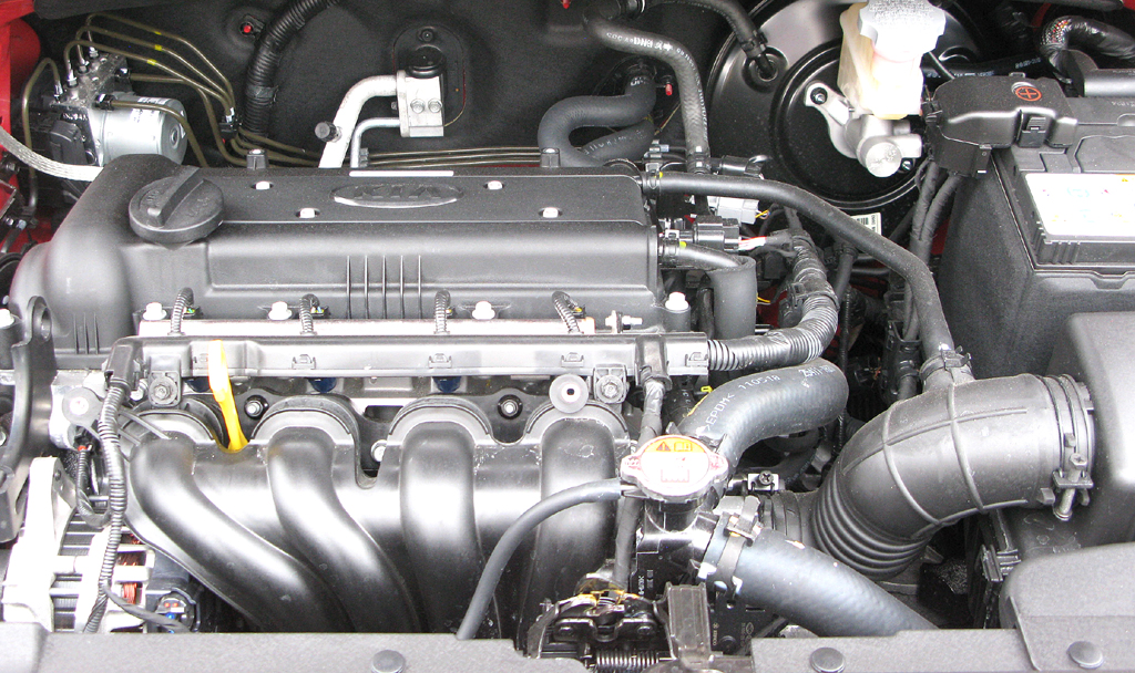 Kia Rio: Blick unter die Motorhaube. 