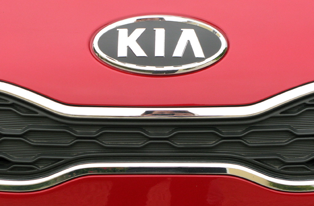 Kia Rio: Das Markenlogo sitzt vorn oberhalb vom Kühlergrill. 