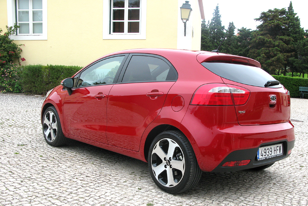 Kia Rio: Heck-/Seitenansicht des Kleinwagens als Fünftürer.