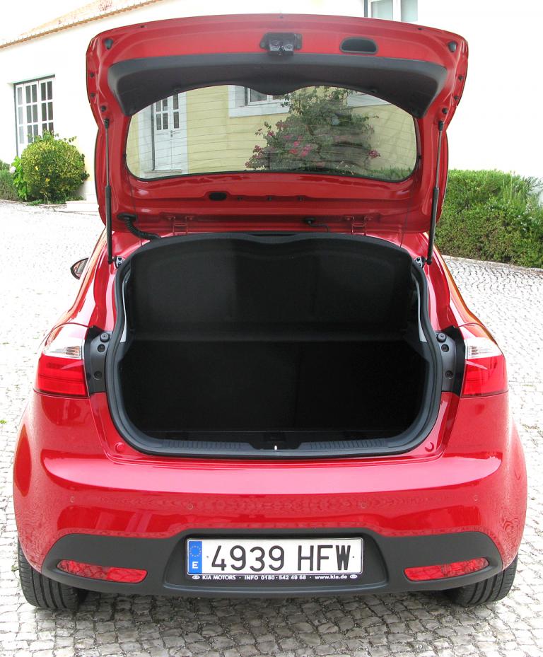 Kia Rio: Ins Gepäckabteil des Fünftürers passen 288 bis 923 Liter hinein. 