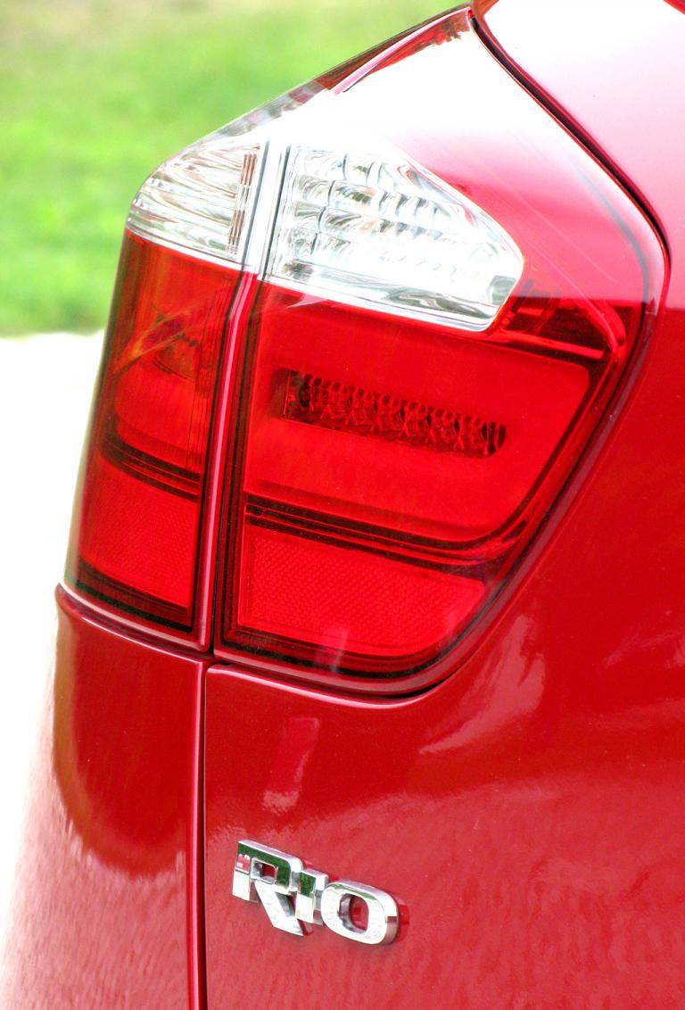 Kia Rio: Moderne Leuchteinheit hinten mit Modellschriftzug. 