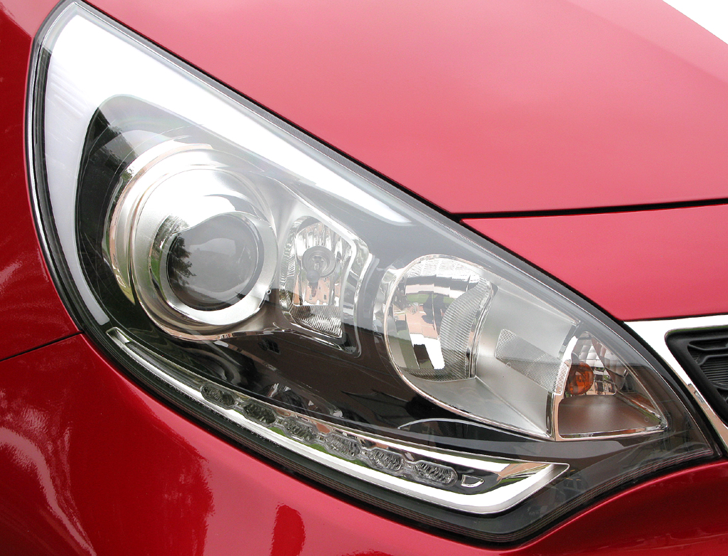 Kia Rio: Moderne Leuchteinheit vorn. 