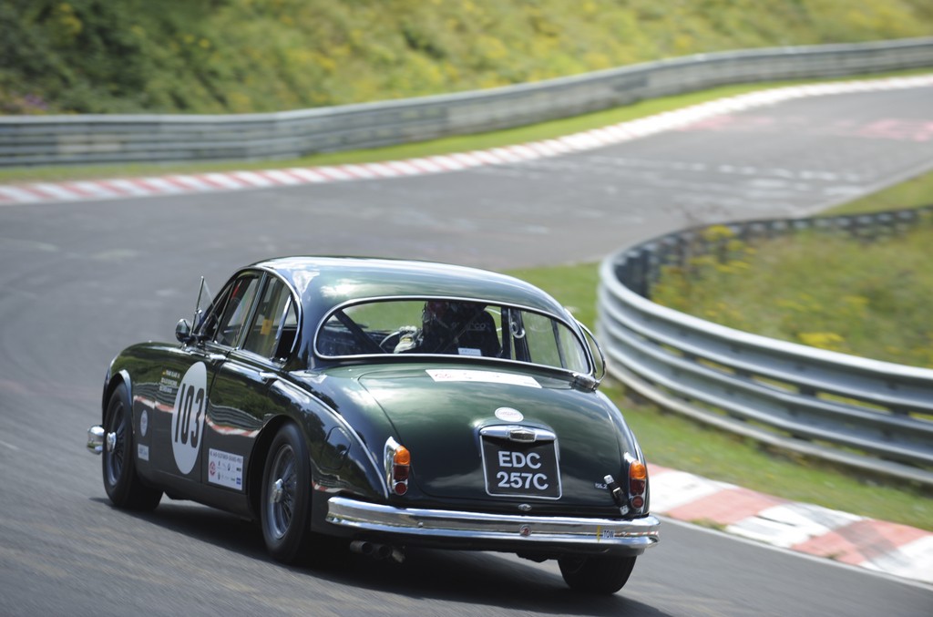 Klassische Jaguar begeistern beim Oldtimer-Grand-Prix