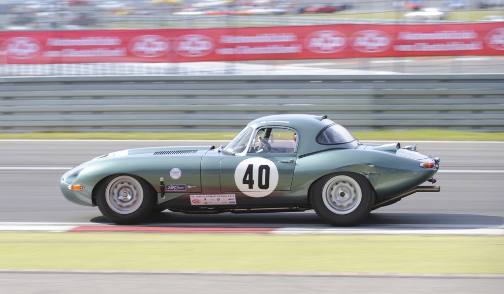 Klassische Jaguar begeistern beim Oldtimer-Grand-Prix