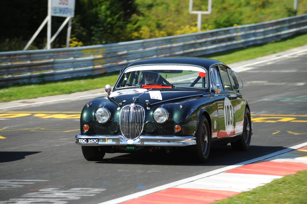 Klassische Jaguar begeistern beim Oldtimer-Grand-Prix