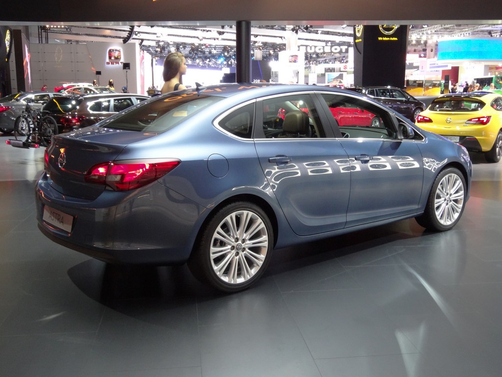 Moskau 2012: Opel stellt erstmals den viertürigen Astra vor