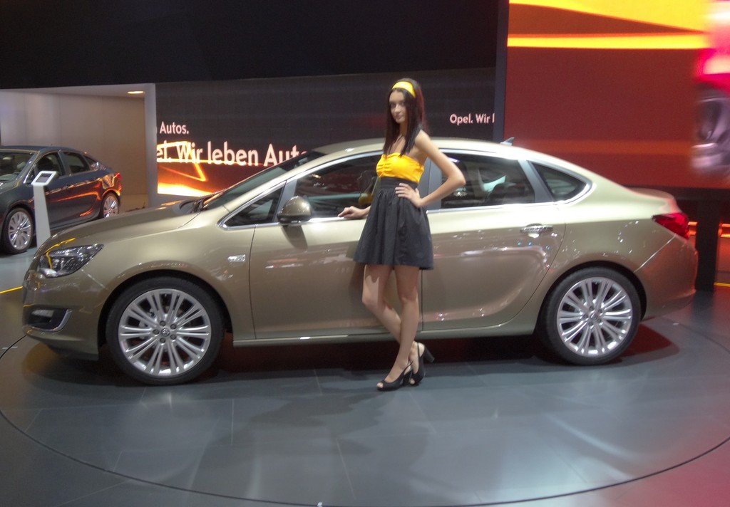 Moskau 2012: Opel stellt erstmals den viertürigen Astra vor