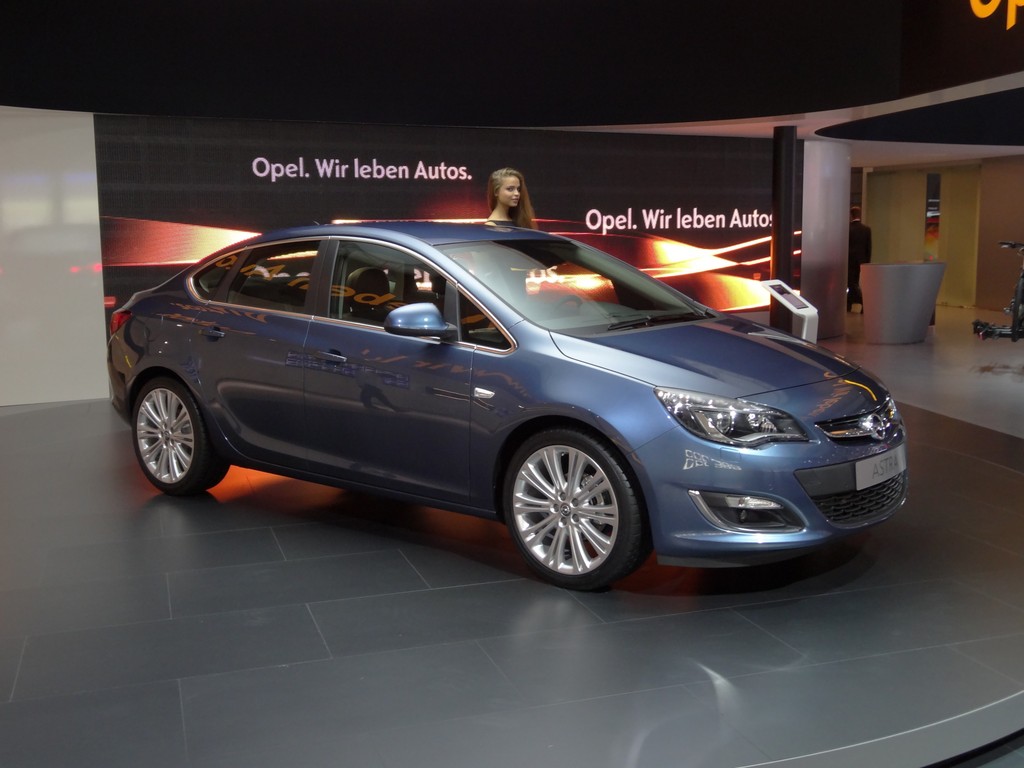 Moskau 2012: Opel stellt erstmals den viertürigen Astra vor