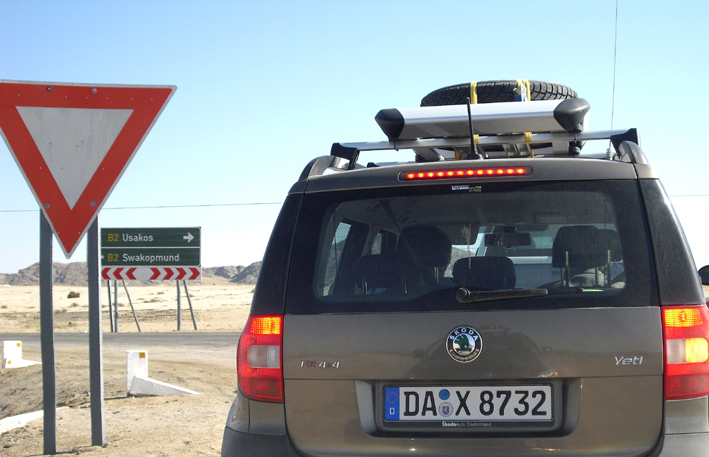 Nach rechts: Über Usakos und Karibib führt der Weg zum Mount Etjo. 
