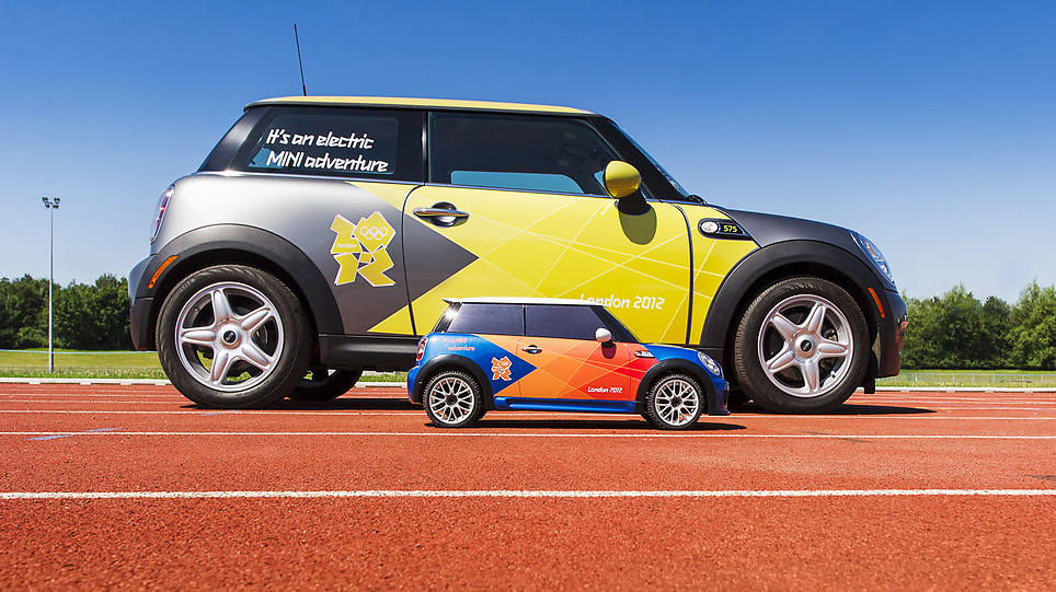 Olympia 2012: Balljungen der etwas anderen Art - die BMW Mini MINIs