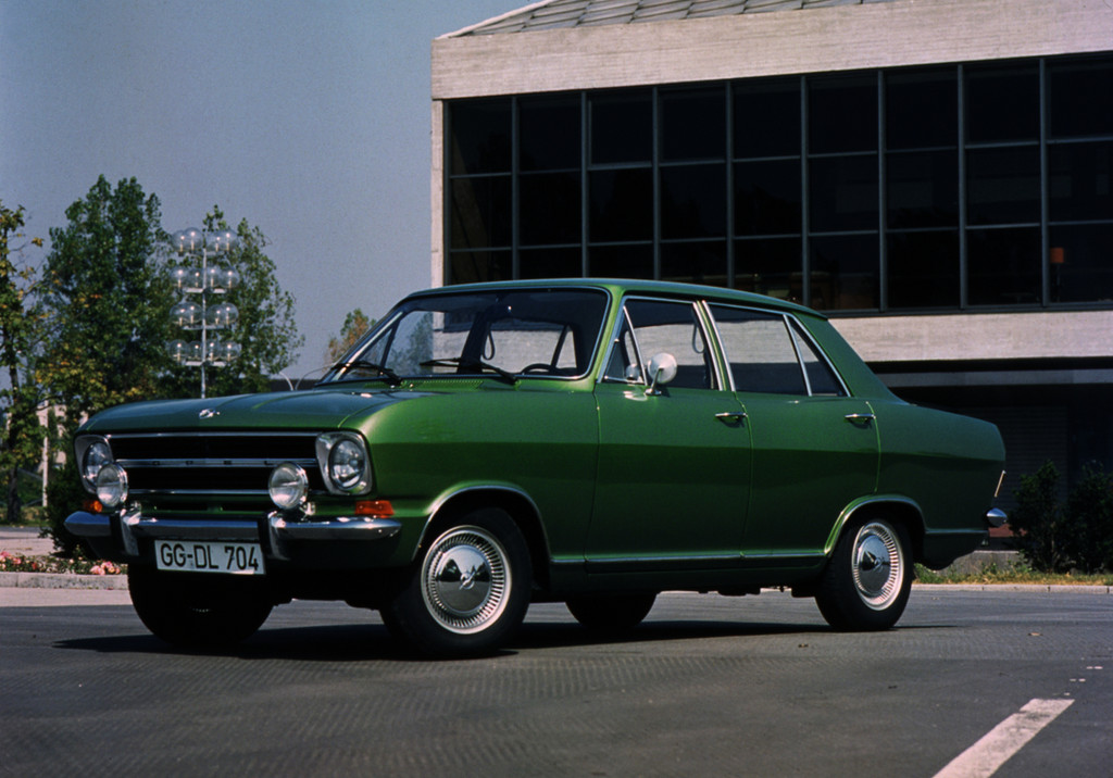 Opel feiert 50 Jahre Stufenheck in der Kompaktklasse
