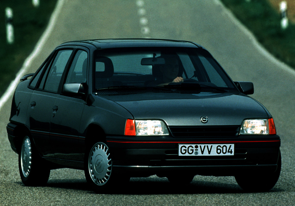 Opel feiert 50 Jahre Stufenheck in der Kompaktklasse