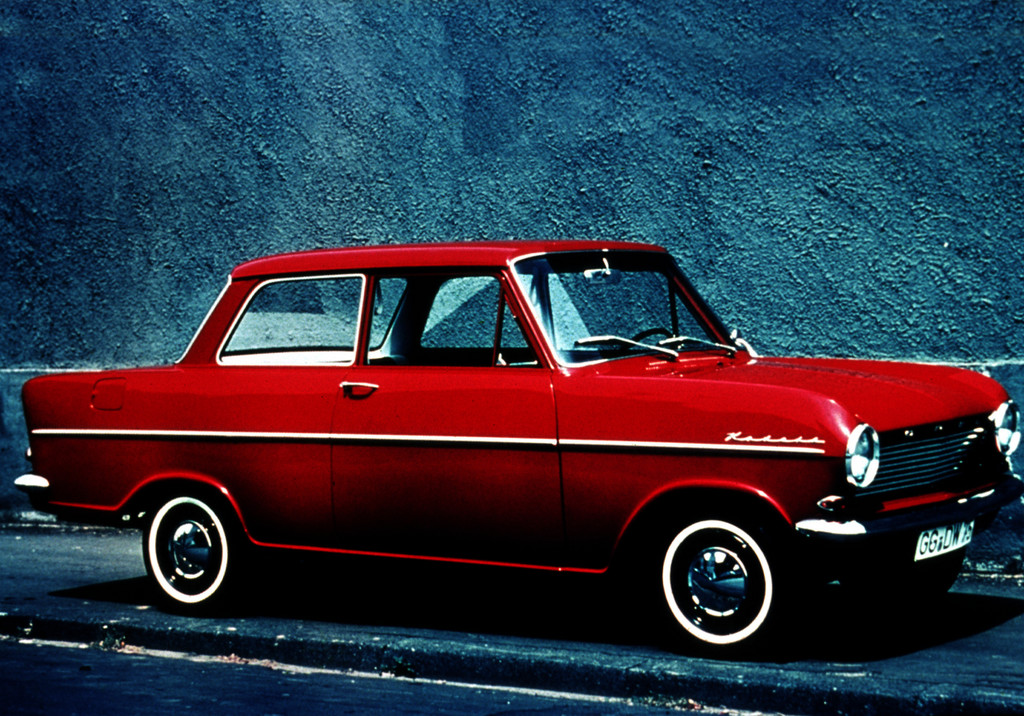 Opel feiert 50 Jahre Stufenheck in der Kompaktklasse