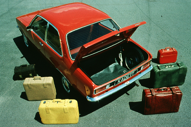 Opel feiert 50 Jahre Stufenheck in der Kompaktklasse