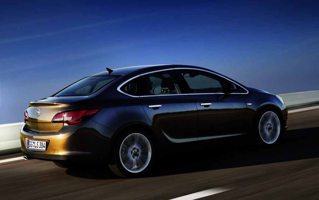 Opel feiert 50 Jahre Stufenheck in der Kompaktklasse