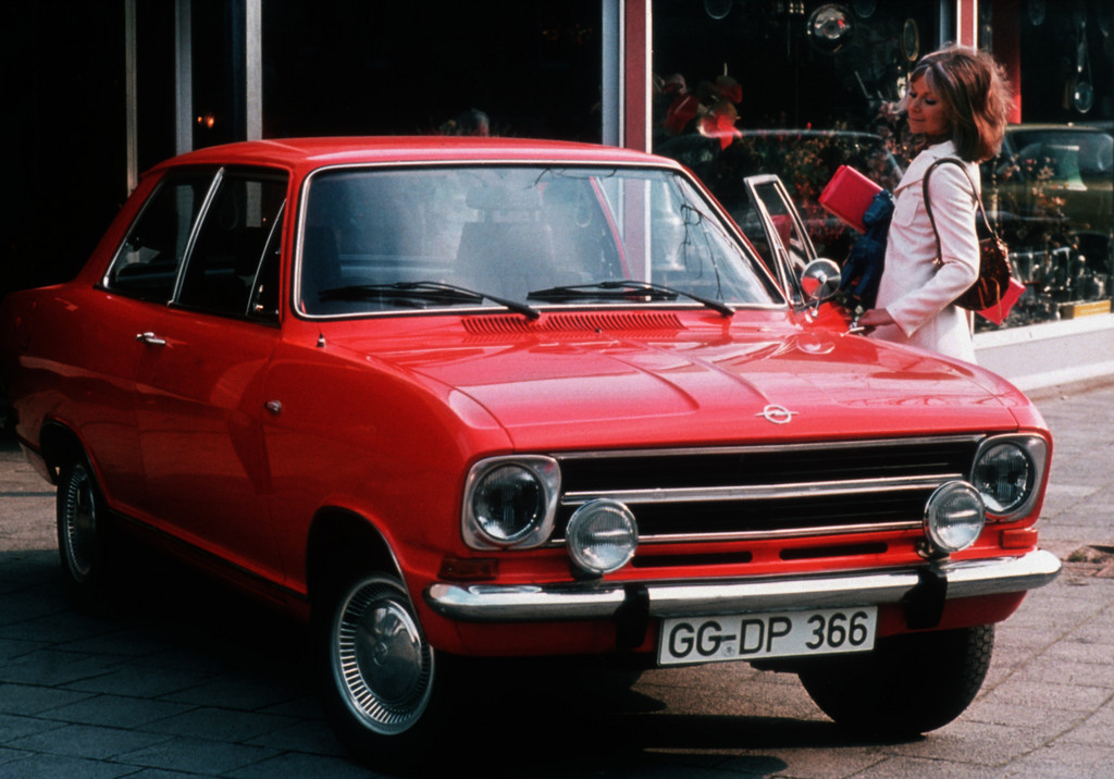 Opel feiert 50 Jahre Stufenheck in der Kompaktklasse