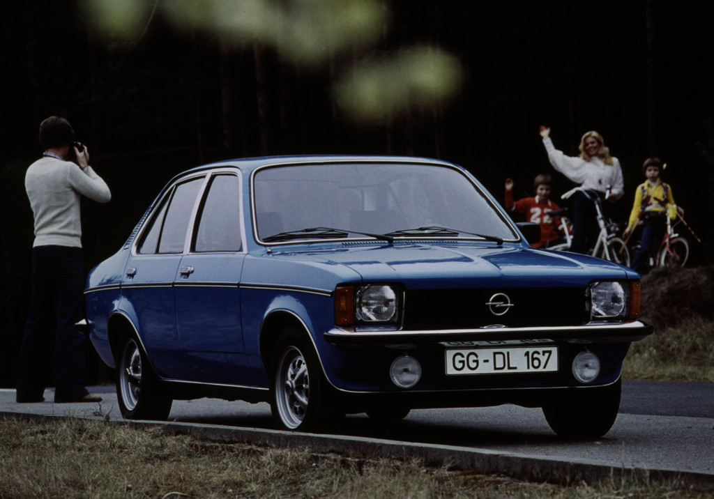 Opel feiert 50 Jahre Stufenheck in der Kompaktklasse