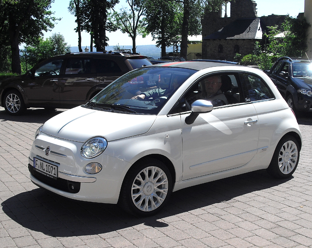 Rollendes Nobel-Handtäschchen: Fiat 500C by Gucci.