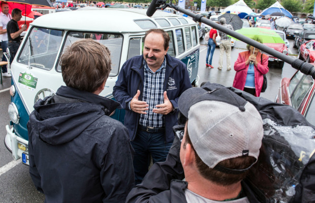 Sachsen Classic: Johann Lafer fährt im VW T1 Samba-Bus
