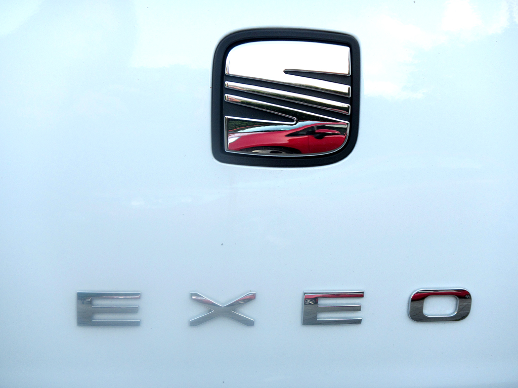 Seat Exeo: Das Markenlogo hinten dient zugleich als Griff zum Öffnen des Kofferraumdeckels. 