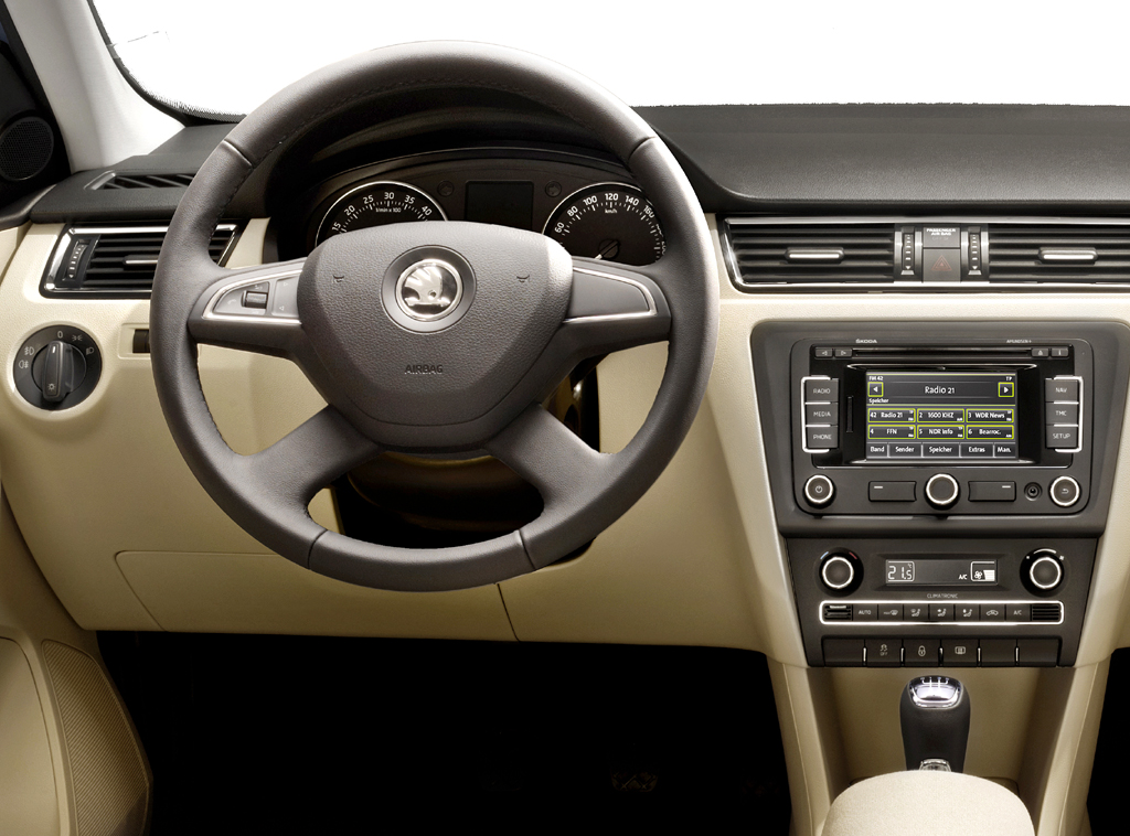 Skoda Rapid: Blick ins Cockpit und den Innenraum. 