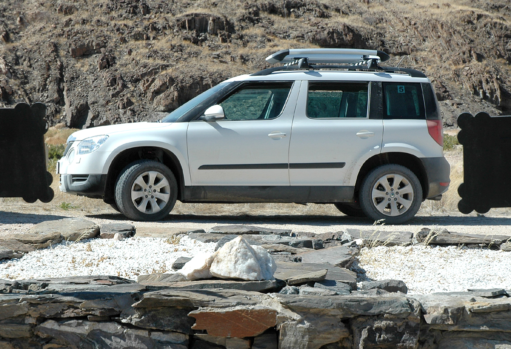 Skoda Yeti vor der Auffahrt zur 
