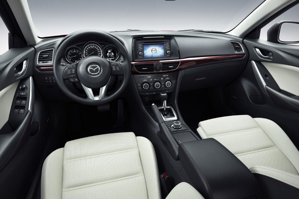 Statt Hybrid gibt es analog zum Kompakt-SUV CX-5 viele Spritspar-Maßnahmen unter dem Oberbegriff Skyactive