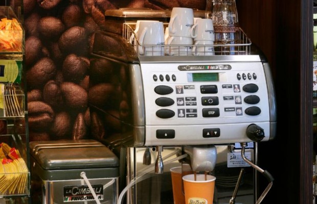 Thermoskanne gegen Pappbecher