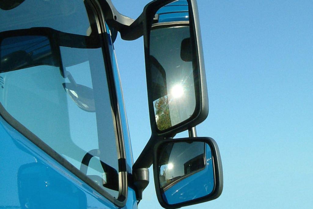 Toter Winkel - Blick in den Lkw-Spiegel schützt Radfahrer