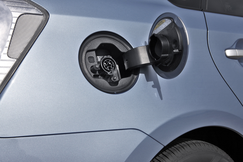 Toyota Prius Plug-In-Hybrid: Blick auf den Anschluss für das Ladekabel. 