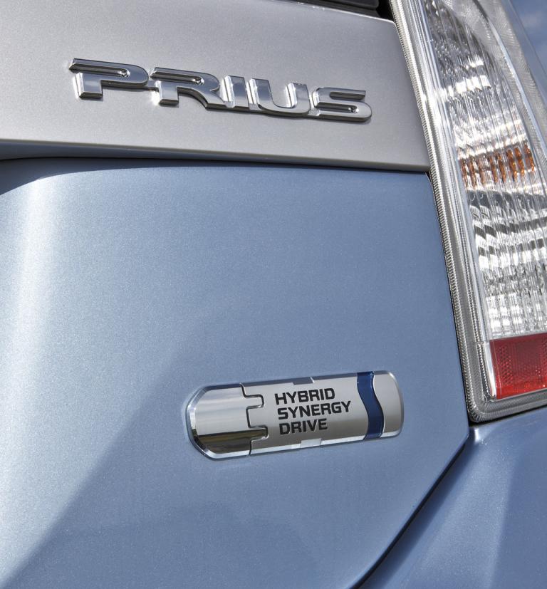 Toyota Prius Plug-In-Hybrid: Modell- und Antriebsschriftzüge auf der Rückseite. 