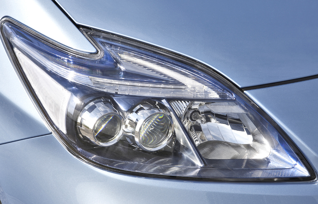 Toyota Prius Plug-In-Hybrid: Moderne Leuchteinheit vorn. 