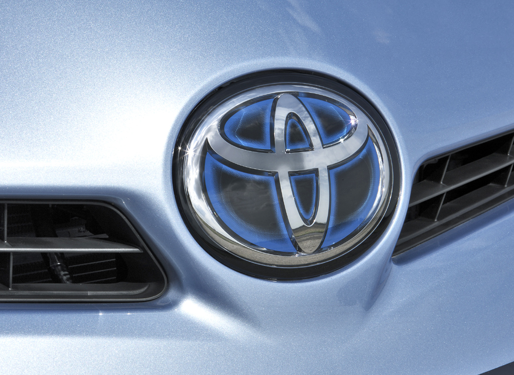 Toyota PriusPlug-In-Hybrid: Das Markenlogo sitzt vorn gleich über dem Nummernschild. 