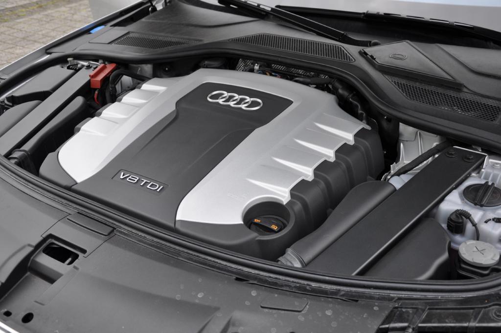 Unter der Abdeckung trinken acht Zylinder Diesel