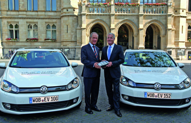 VW übergibt fünf Golf Blue-e-Motion für das Schaufenster für Elektromobilität