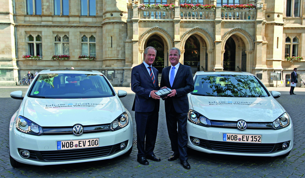 VW übergibt fünf Golf Blue-e-Motion für das Schaufenster für Elektromobilität
