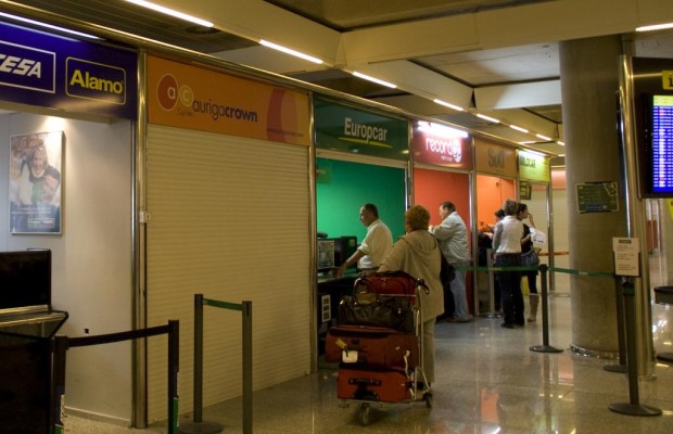 Vom Flughafen-Terminal direkt in den Mietwagen