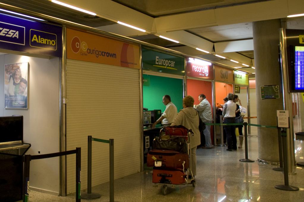 Vom Flughafen-Terminal direkt in den Mietwagen