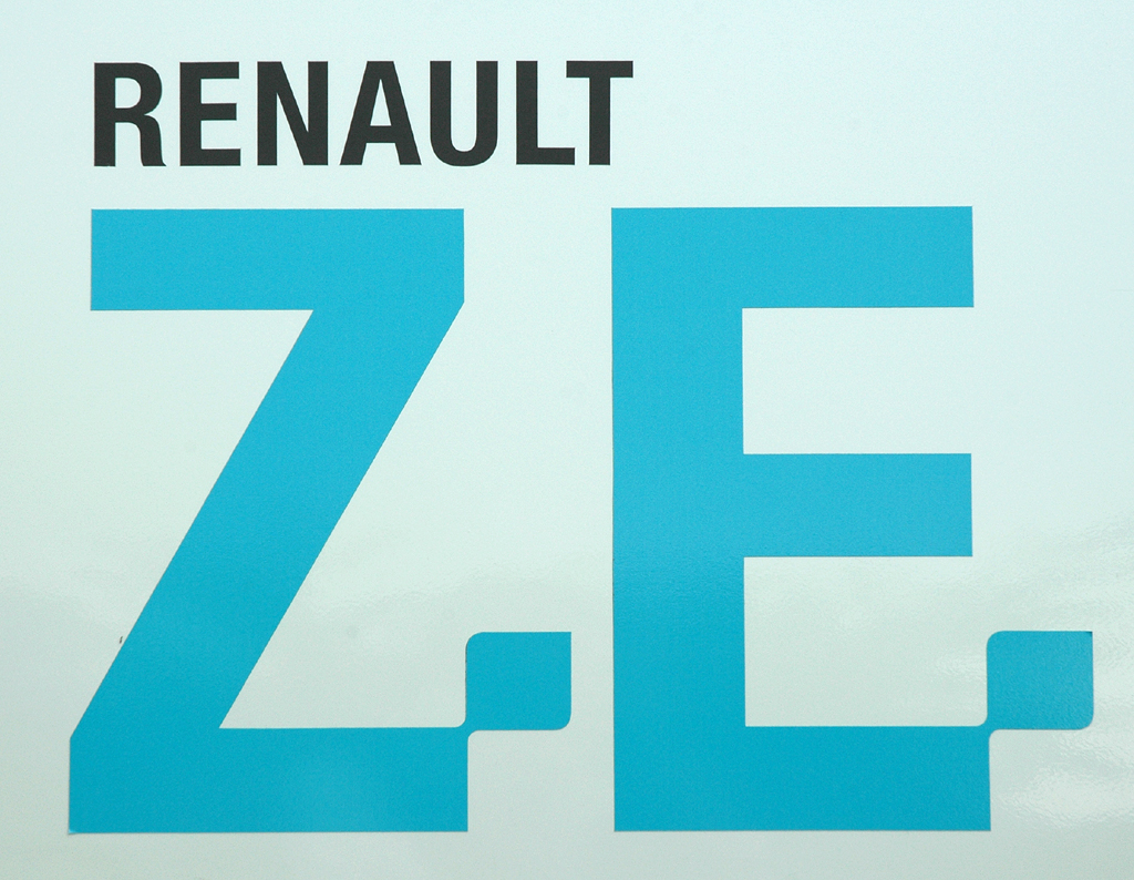 ZE steht bei Renault für Zero Emissions, also für zumindest lokal null Schadausstoß. 