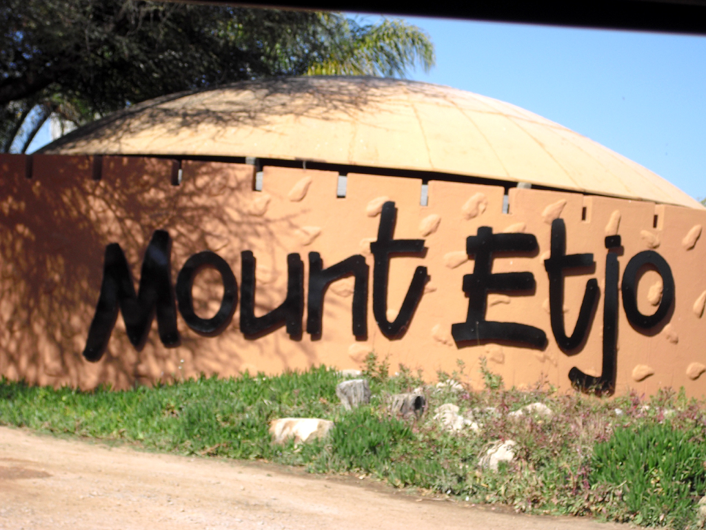 Zufahrt zur Mount Etjo Safari Lodge. 