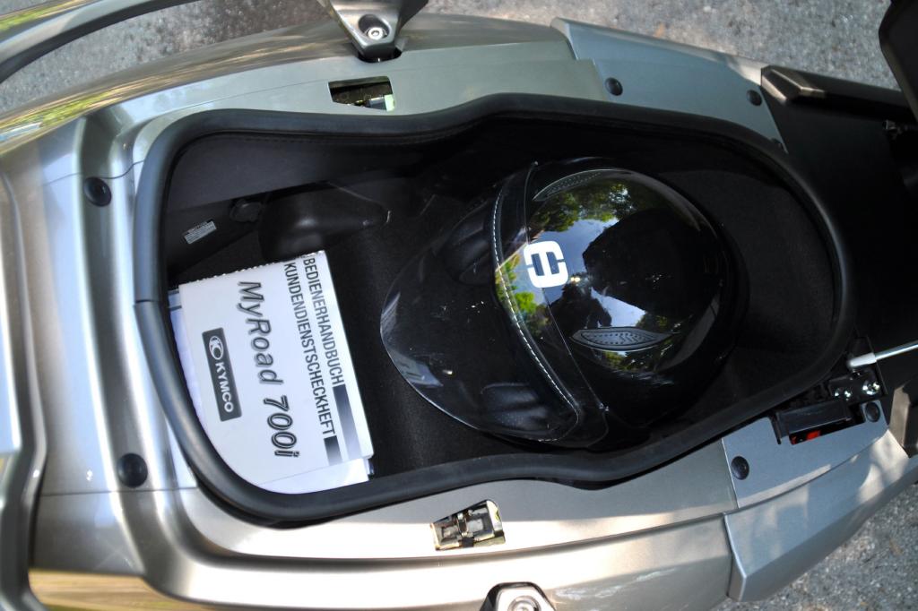 Zwei Helme passen unter die Sitzbank