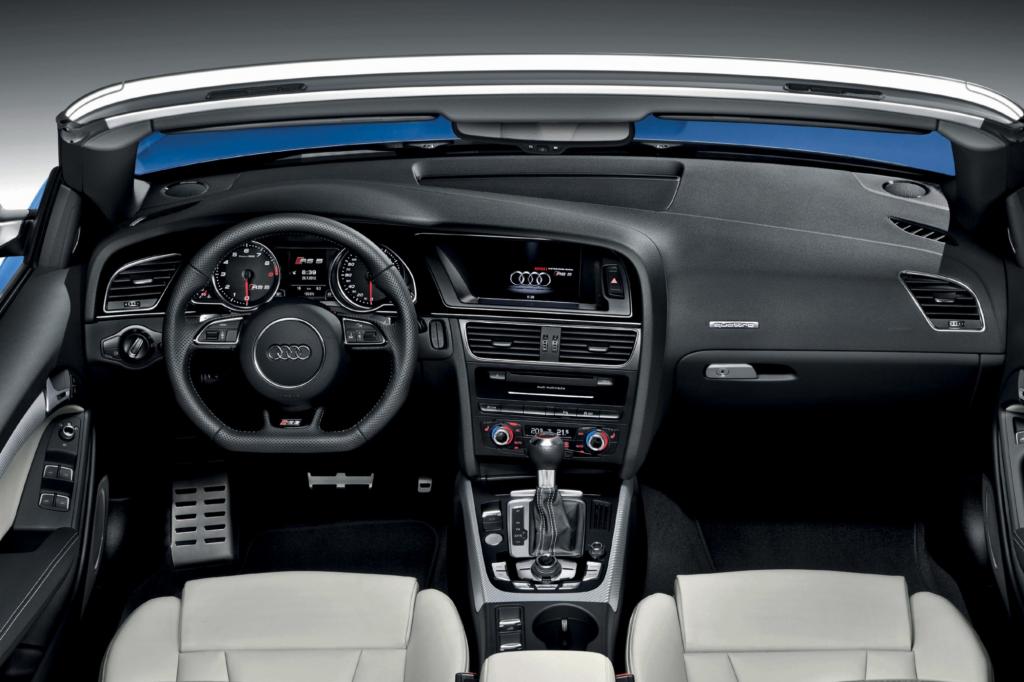 An den Sportsitzen aus Alcantara und Leder, dem Lenkrad, den Aluminiumeinlagen und am Schalthebel findet sich der RS5-Schriftzug