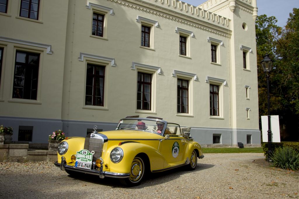 Auch im Mercedes lässt es sich kommod reisen