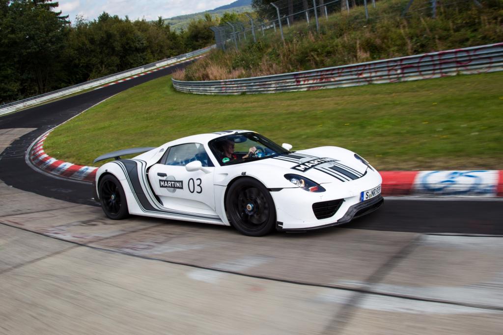 Auf der Nordschleife soll der 918 Spyder schneller sein als sein konventionell motorisierter Vorgänger Carrera GT