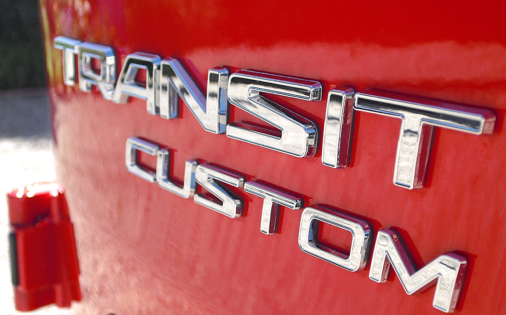 Beim Transit Custom handelt es sich um einen Kastenwagen ... 